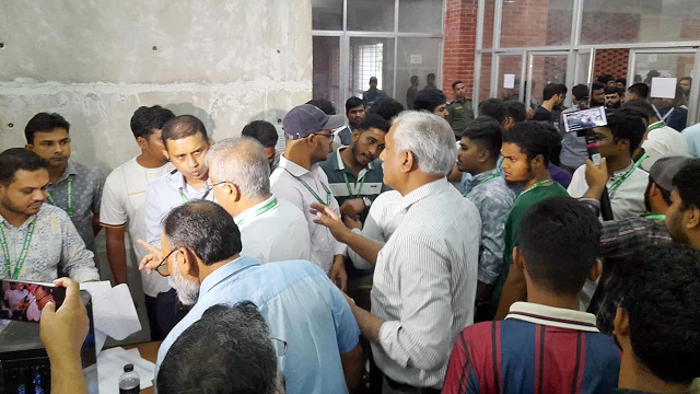 তাজউদ্দিন হলে পৌনে এক ঘণ্টা ভোটগ্রহণ বন্ধ